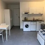 Beautiful studio next to metro